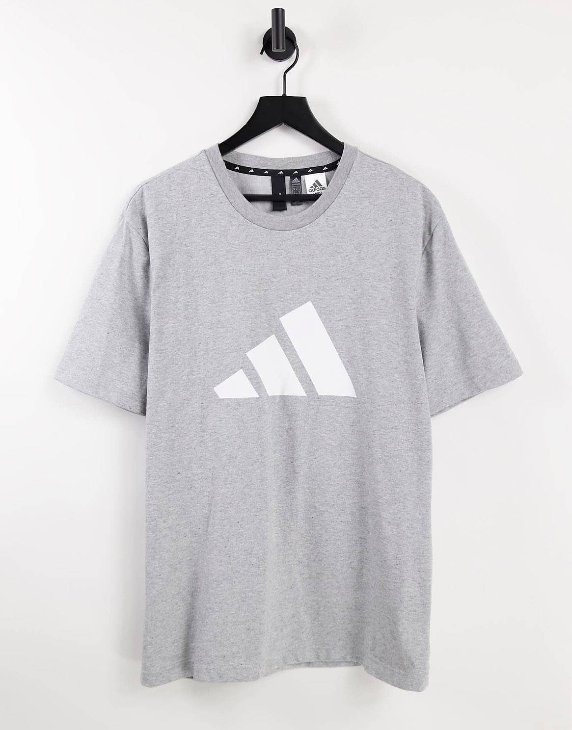 Camiseta gris con logo grande de adidas Sportswear